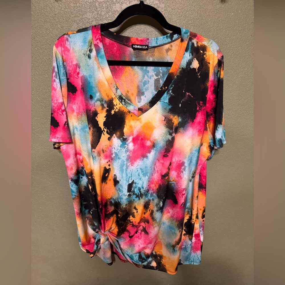 Women's stunning v-neck watercolor‎ print top. 3X Heimish